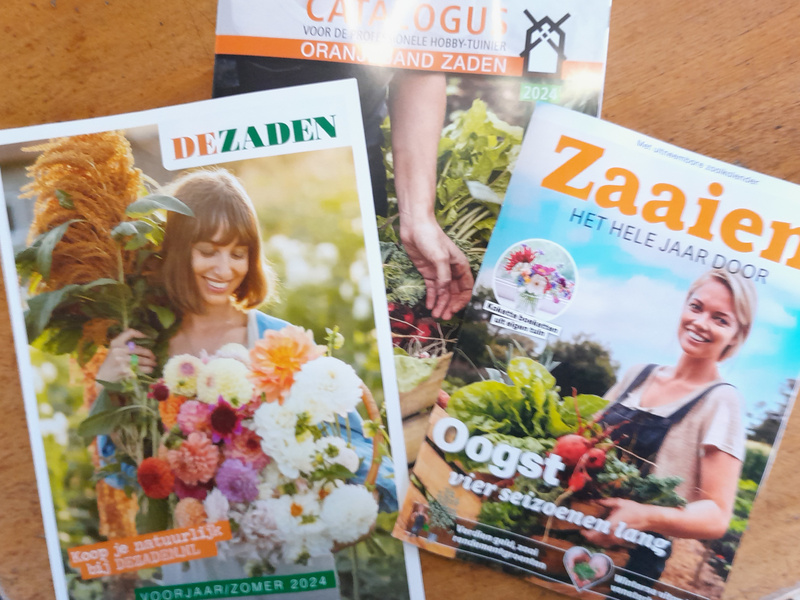 Catalogus Oranjeband en De Zaden en een tuinmagazine